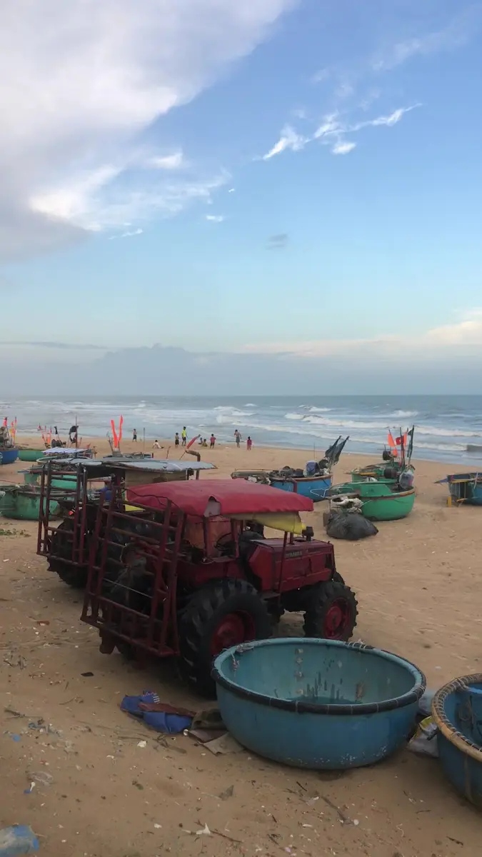 Bãi biển với thuyền thúng