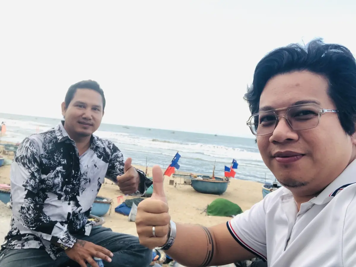 Thầy Nhân cùng học viên trong chuyến đi biển
