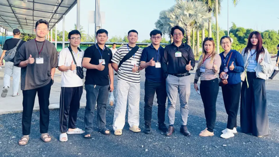 Đoàn học viên giơ like tại sân thi