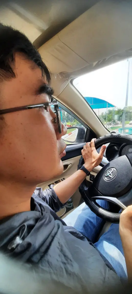 Học viên cầm vô lăng thực hành