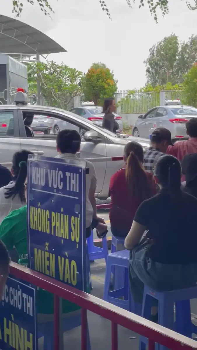 Học viên ngồi chờ tại khu vực thi sát hạch