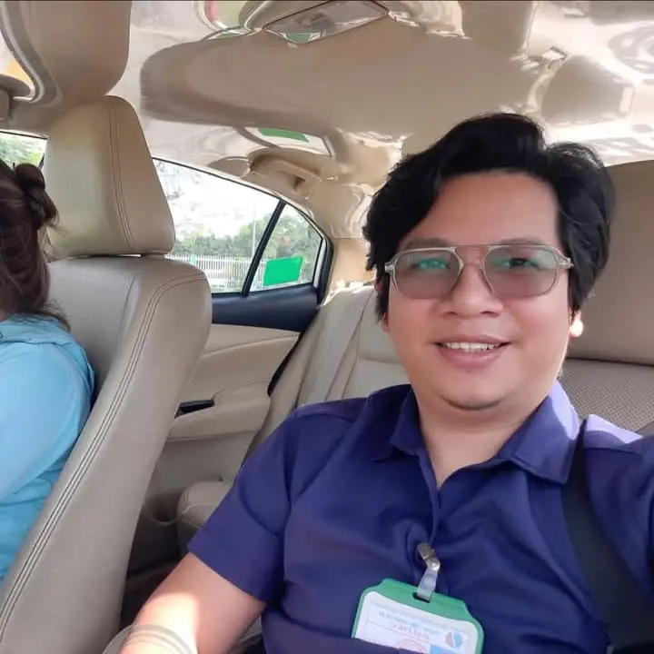 Thầy Phan Nhân ngồi trong xe tập cùng học viên