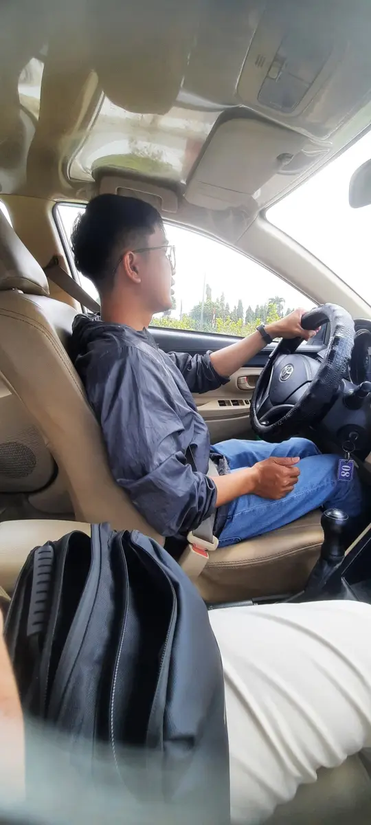 Học viên thực hành cầm lái trong xe tập
